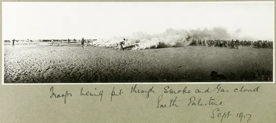 1917年9月、南パレスチナの煙とガスの雲を通過する部隊